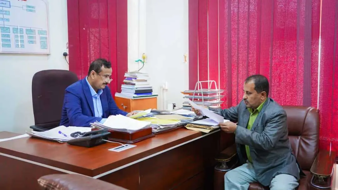 محافظ شبوة يطلع على دراسات اعادة تأهيل شبكة مياه ع...