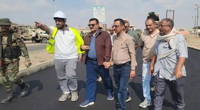 الداؤودي يدشن أعمال السفلتة بمشروع توسعة طريق بئر...