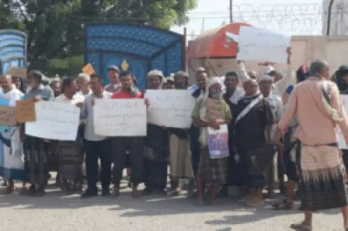 وقفة احتجاجية للتربويين في لحج رفضا لتوقيف 7 منهم