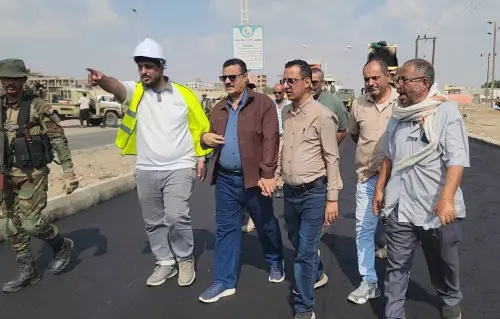 مدير عام البريقة يدشن فرش الأسفلت بمشروع توسعة طري...