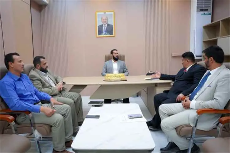 محافظ أبين يناقش مع مدير المؤسسة الاقتصادية تفعيل...
