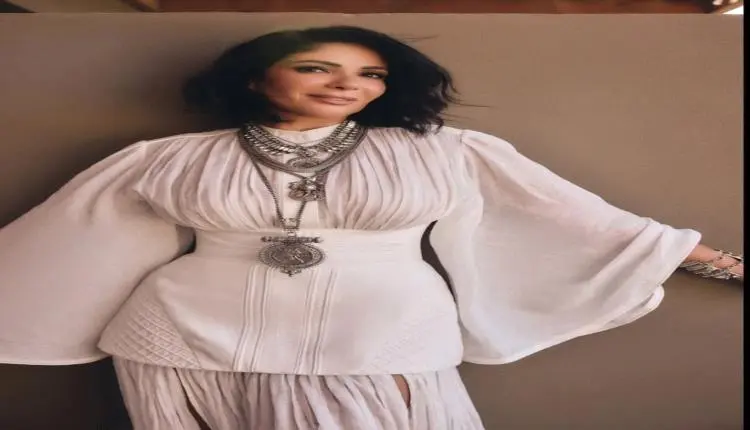 منى زكي تردّ على شائعات خلافها مع ياسمين عبد العزي...