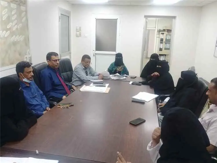 مدير عام مكتب الصحة بلحج يرأس اجتماعاً مع فريق الج...