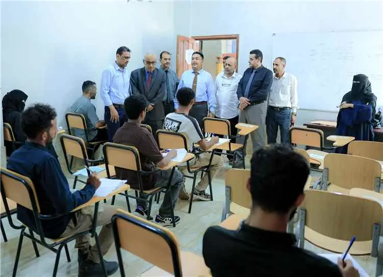 العطاس يتفقد سير الامتحانات بكلية العلوم الاجتماعية والإنسانية بجامعة عدن