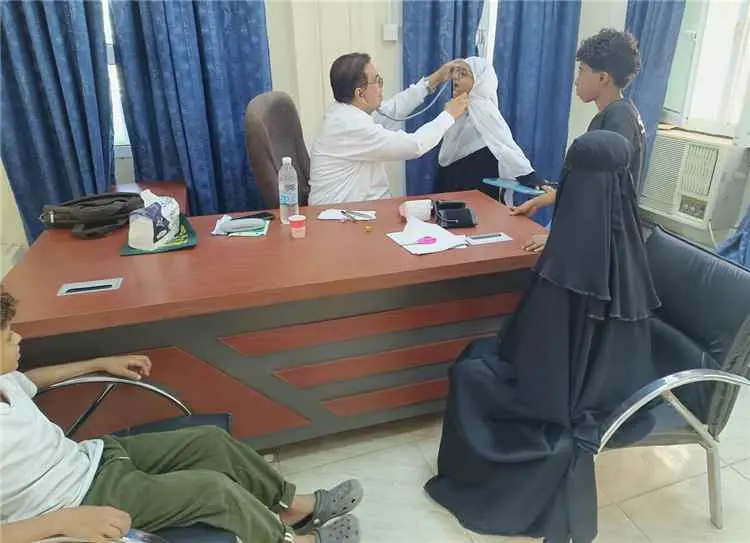 جامعة لحج تواصل تقديم خدماتها الطبية المجانية عبر...