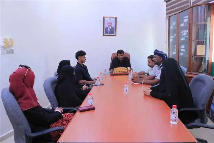 أمين عام "محلي" المهرة يبحث مع وفد مؤسسة مِنة للتن...