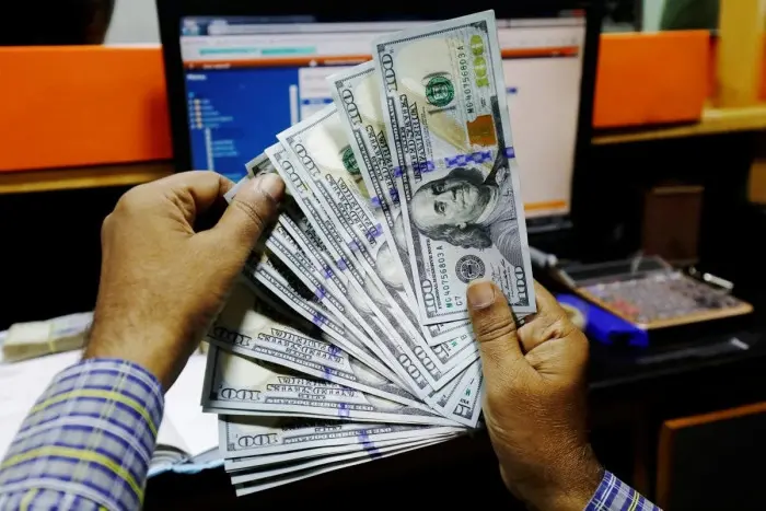 ارتفاع الدولار لأعلى مستوياته في أسبوعين قبيل قرار...