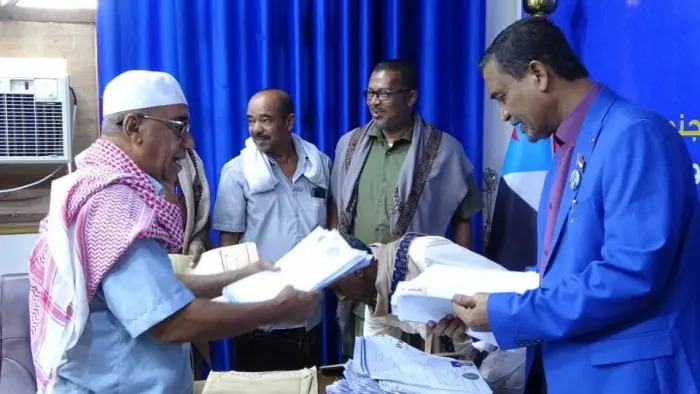 التميمي يتسلم الدفعة الثانية من استمارات التعبئة ب...