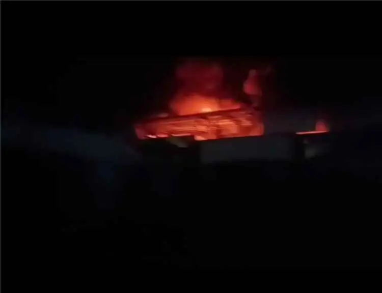 حريق في مصنع للطلاء غربي تعز إثر سقوط صاروخ فشلت ا...