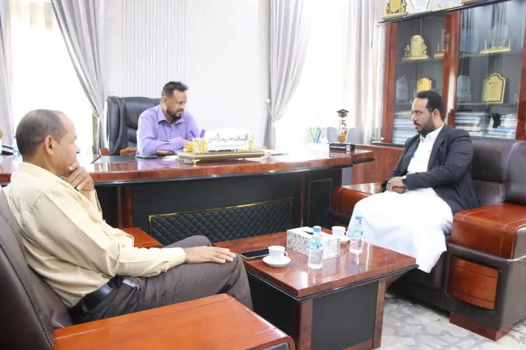 تربية ساحل حضرموت تبحث مع قيادة الريدة وقصيعر معالجة احتياجات المدارس