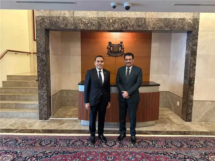 سفير بلادنا يبحث مع وزير الدولة السنغافوري تعزيز ا...