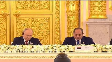 السيسي يحذر: المياه العابرة للحدود جسر للتعاون ولي...