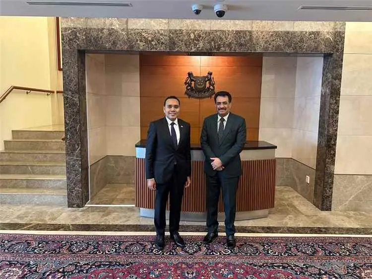 سفير اليمن يبحث مع وزير الدولة السنغافوري تعزيز ال...