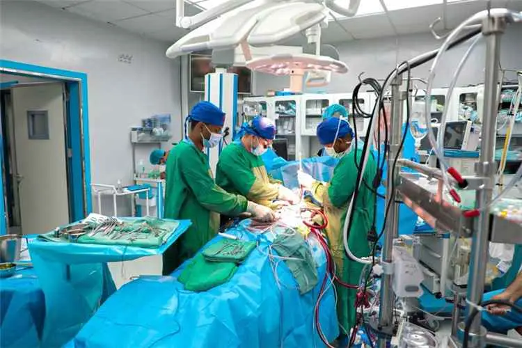 مركز نبض الحياة بالمكلا يجري ثلاث عمليات قلب معقدة...