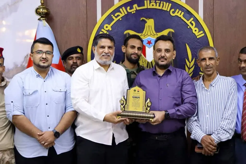 الزامكي يكرّم المناضل معين المقرحي بدرع الثبات وال...