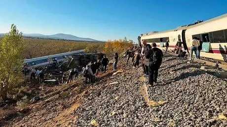 وزير النقل الإسباني: حادث  اصطدام القطارين سببه خط...