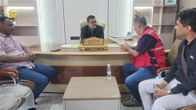 مدير عام البريقة يناقش آلية تقديم المساعدات النقدية للنازحين في مخيم الفردوس
