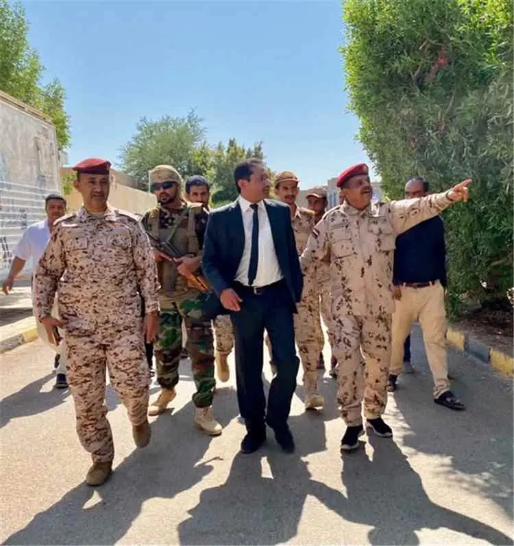 وكيل وزارة الصحة يتفقد المستشفى العسكري بمأرب ويزو...