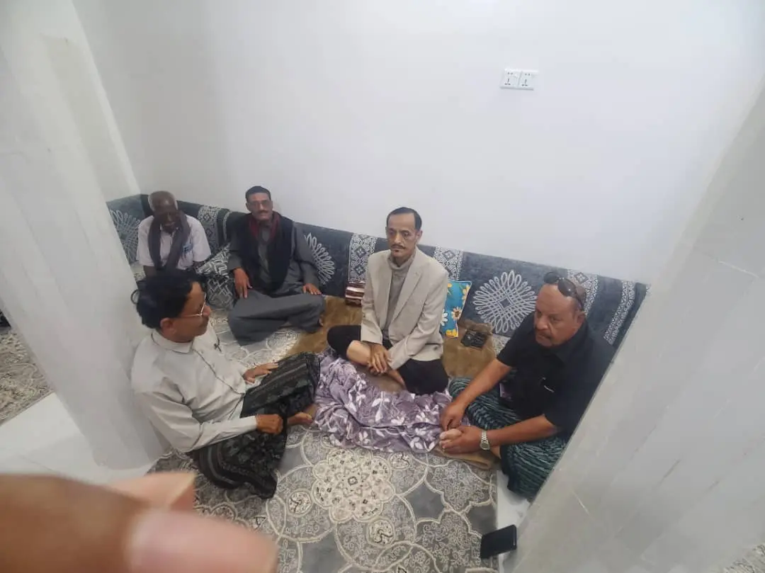 عقب عودته من مصر.. مدير عام تريم يطمئن على صحة عاق...