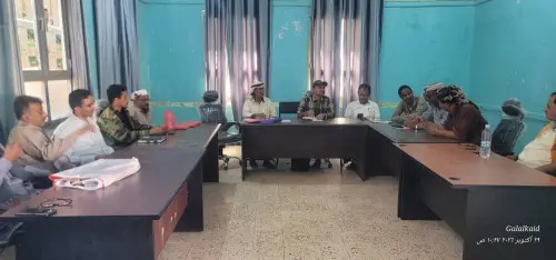 المكتب التنفيذي بالمسيمير يدين القصف الحوثي للمناط...