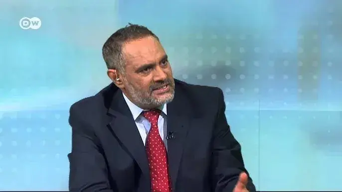قيادي حوثي يُلمح إلى تلقي الجماعة إحداثيات أهداف ح...