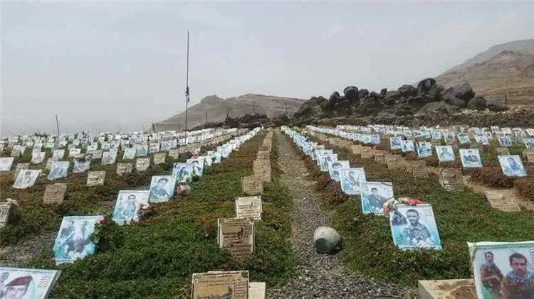 قبور بالأجل في ذمار.. كثرة قتلى الحوثيين تترك حفّا...