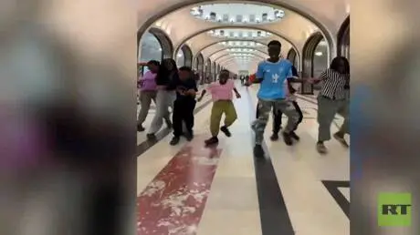 موسكو.. رقص أفريقي في محطة مترو "ماياكوفسكايا"