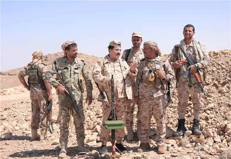 محافظ ذمار يزور الجبهة الجنوبية بمأرب ويؤكد إسناد...