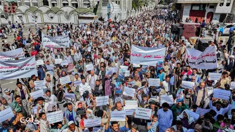 وقفة احتجاجية حاشدة في تعز تطالب تنديدا بحصار الحو...