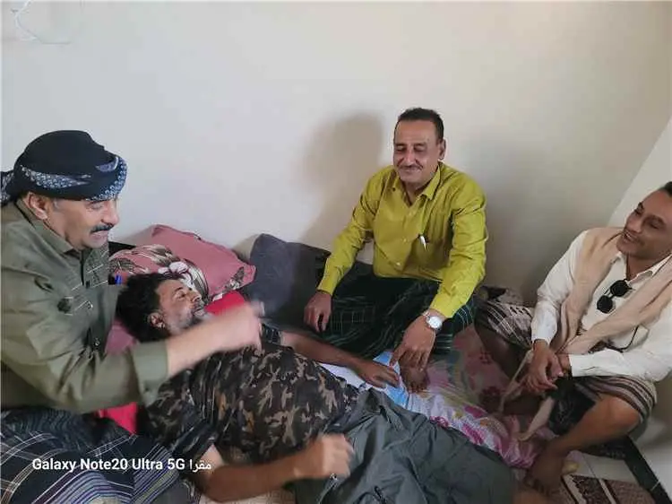 اللواء عاطف ومقراط وأيمن الكلدي يطمئنون على صحة ال...