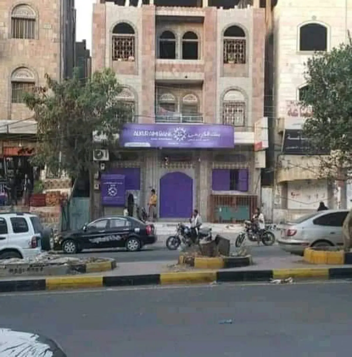 تعز.. عمولات الحوالات تقفز بأكثر من عشرة أضعاف وسط...