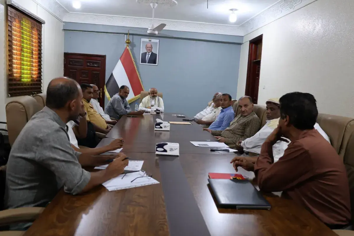 محافظ الحديدة يوجه بصرف مساعدات نقدية لـ1000 أسرة...