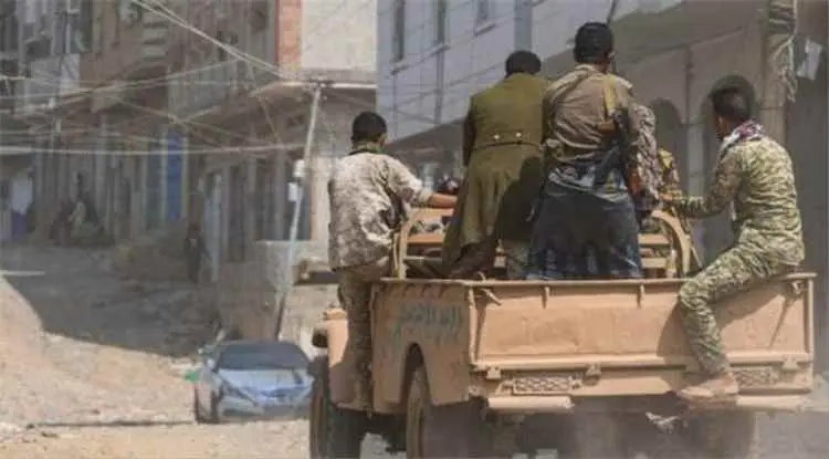 العمالقة تحبط هجوماً حوثياً واسعاً جنوب تعز.. وغارات جوية تستهدف مواقع الميليشيات