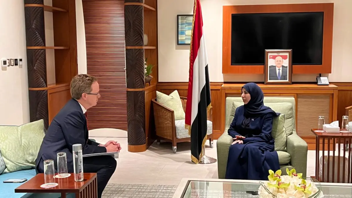 وزيرة الخارجية تبحث مع السفير الكندي العلاقات الثن...