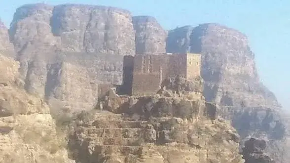 كيف سقطت قلعة المقاطرة بيد الحوثيين؟.. تفاصيل السا...